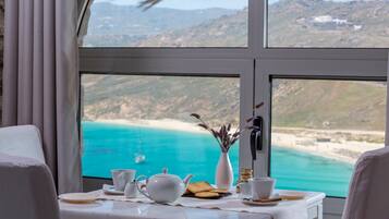 Piscina externa, espreguiçadeiras