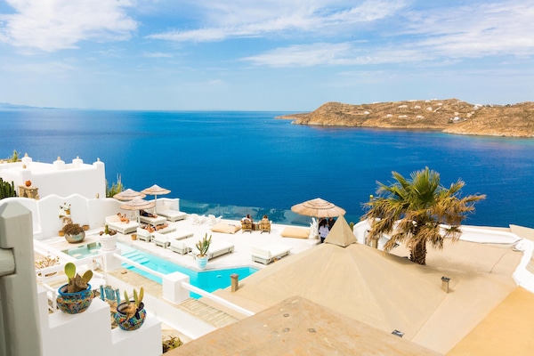 Beach nearby, sun loungers, beach umbrellas, beach towels