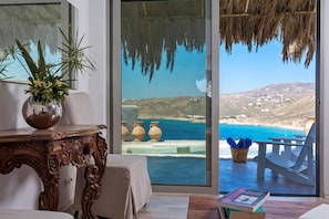 Déjeuner, dîner et souper servis sur place, vue sur la piscine