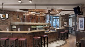 6 restaurantes; se sirven desayunos, comidas y cenas