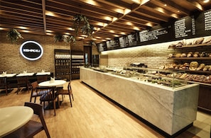 6 restaurants, breakfast, lunch, dinner served; international cuisine