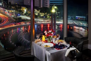 6 restaurants, breakfast, lunch, dinner served; international cuisine