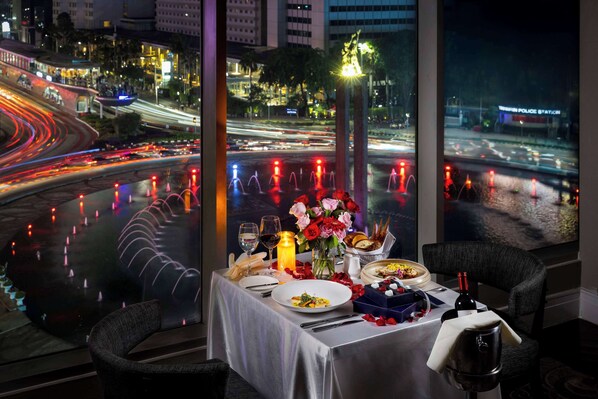 6 restaurants, breakfast, lunch, dinner served; international cuisine - Hotel Indonesia Kempinski Jakarta (Jakarta)