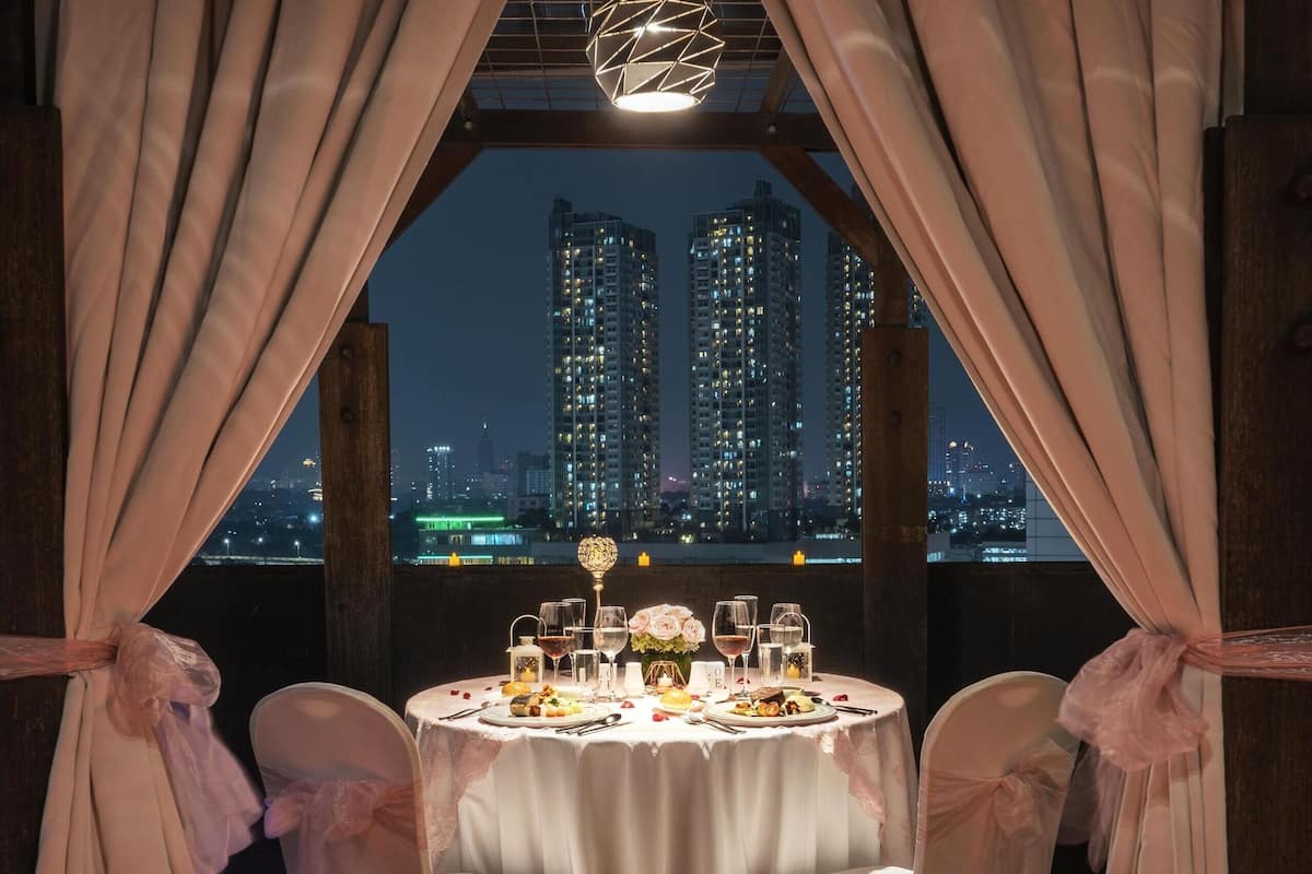 6 restaurants, breakfast, lunch, dinner served; international cuisine