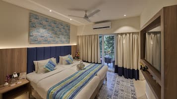 Une chambre d’hôtel moderne dotée d’un grand lit, d’un ventilateur de plafond, d’un appareil de climatisation, d’une grande fenêtre avec des rideaux et d’un élément décoratif mural.