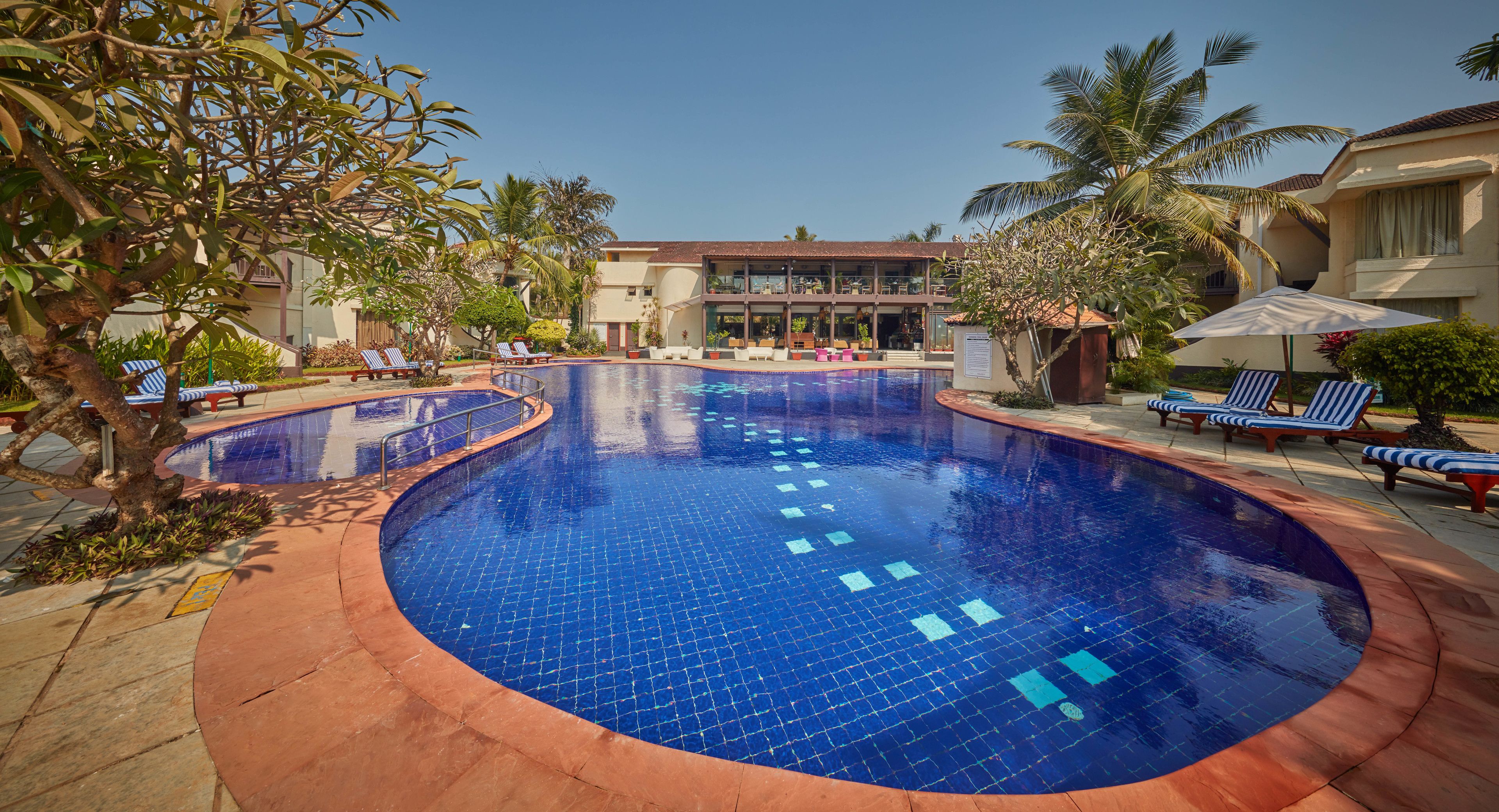 Outdoor pool, pool umbrellas, sun loungers