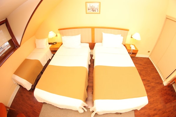 Standard Triple Room, 3 Katil Bujang (Single) | Peralatan tempat tidur premium, tilam berlapik, bar mini