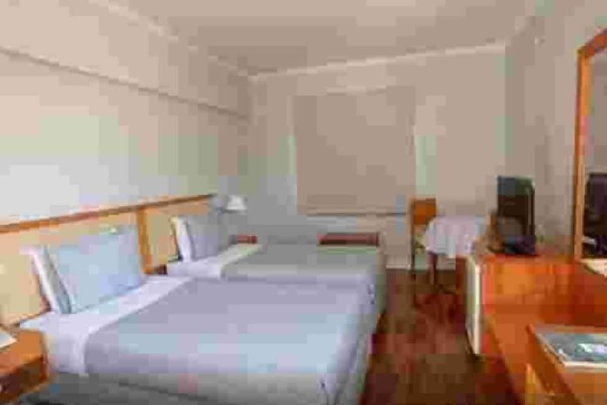 Premium bedding, pillow-top beds, minibar, in-room safe