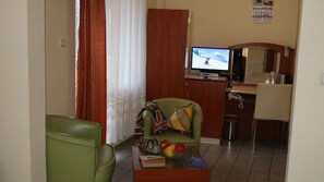 Comfort Double Room, 1 Bedroom | Living area - Palitra Family Hotel (Varna)