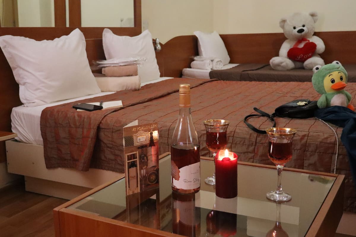 egyptian cotton sheets, select comfort beds, in-room safe, desk