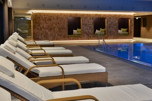 室内游泳池，日光浴躺椅