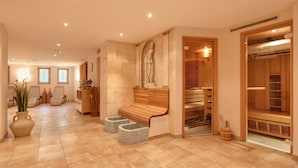 A spa area with a wooden bench, a statue, and a sauna room. - Hotel Nova (Gaschurn)