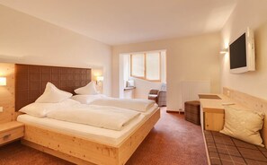 Chambre double (Garnera) | Coffre-fort, bureau, rideaux d’obscurcissement, accès au Wi-Fi (inclus)