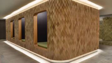 Una piscina techada, sillones reclinables de piscina