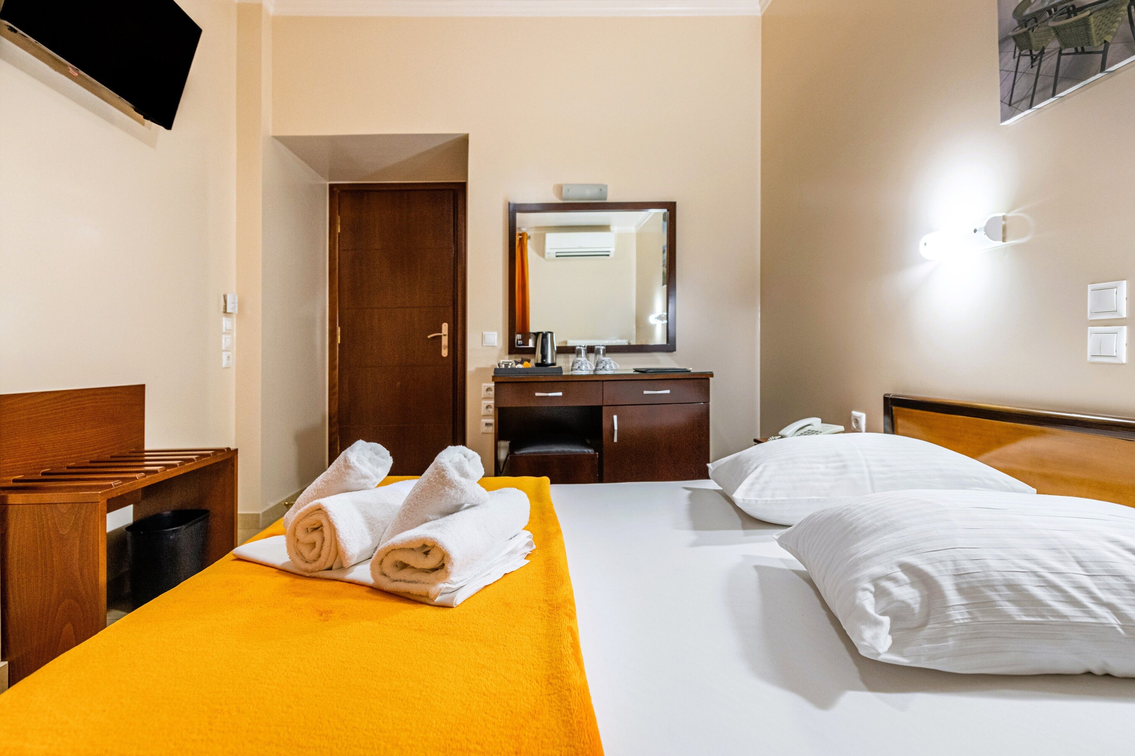 Habitación con 1 cama doble o 2 individuales | Minibar, escritorio, cortinas opacas y tabla de planchar con plancha