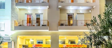 Vista frontal de la propiedad