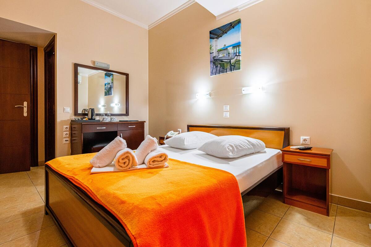 Single Room | Minibar, desk, blackout drapes, iron/ironing board (on request)