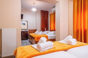 Minibar, desk, blackout curtains, iron/ironing board - Faros 1 Hotel (Piraeus)