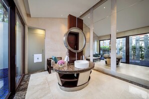 Separate bathtub and shower, deep-soaking bathtub, rainfall showerhead - Banyan Tree Sanya (Sanya)
