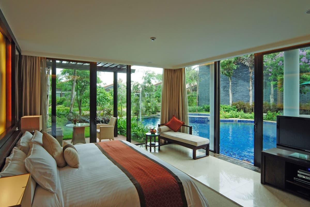 Minibar, caja de seguridad en la habitación y escritorio