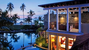 A hotel with a pool, outdoor seating, and a view of the ocean. - Banyan Tree Sanya (Sanya)