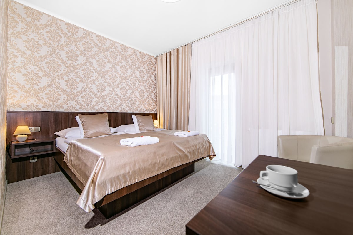Kamar Double, balkon | Minibar, brankas, meja kerja, dan setrika/meja setrika