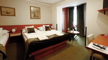 Minibar, caja fuerte, escritorio y tabla de planchar con plancha