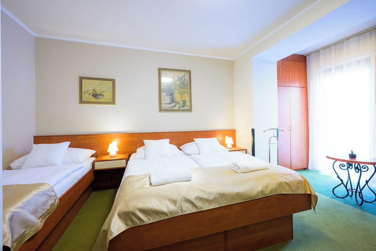 Kamar Triple, balkon | Minibar, brankas, meja kerja, dan setrika/meja setrika