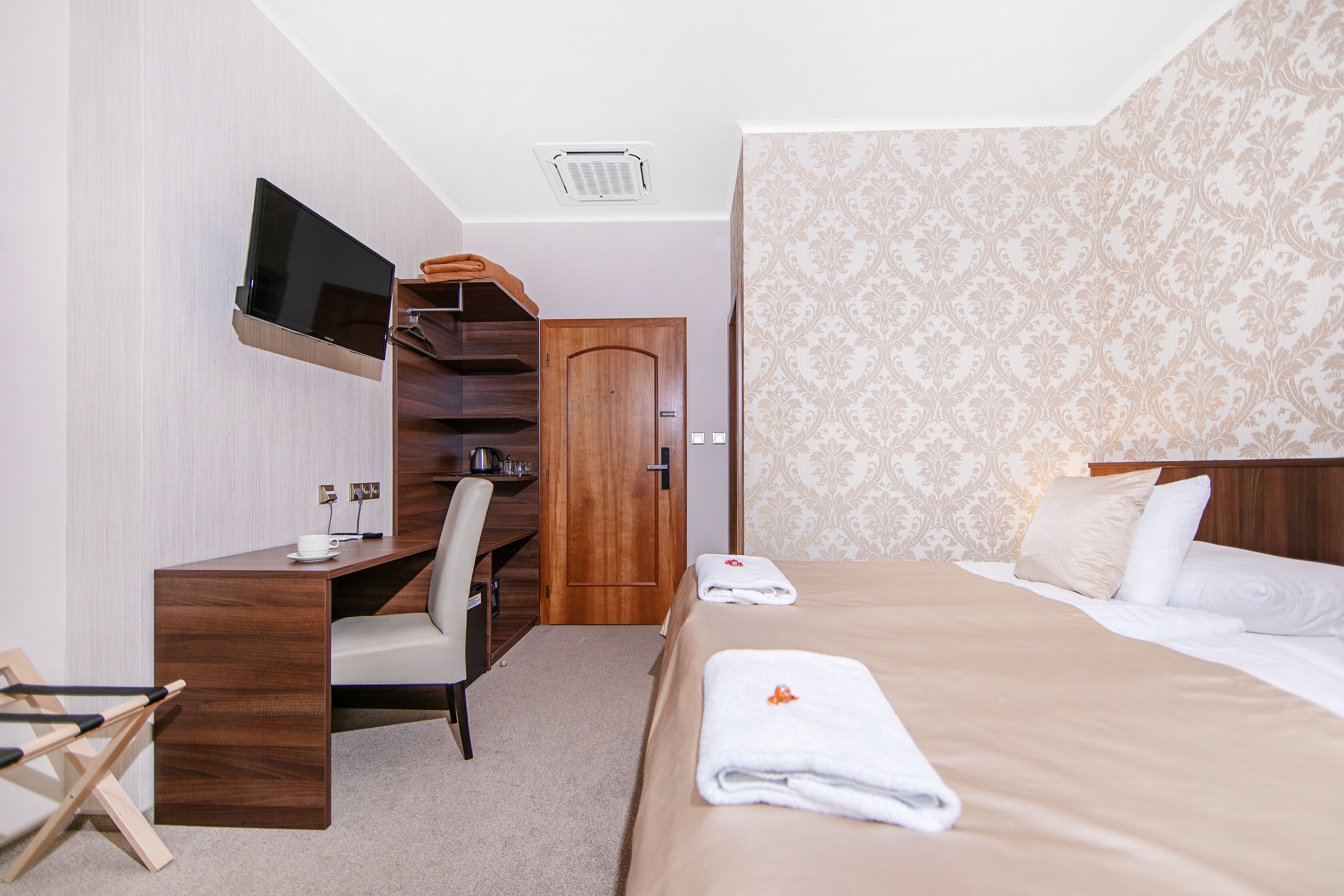 double room, balcony | 1 bedroom, minibar, in-room safe, desk