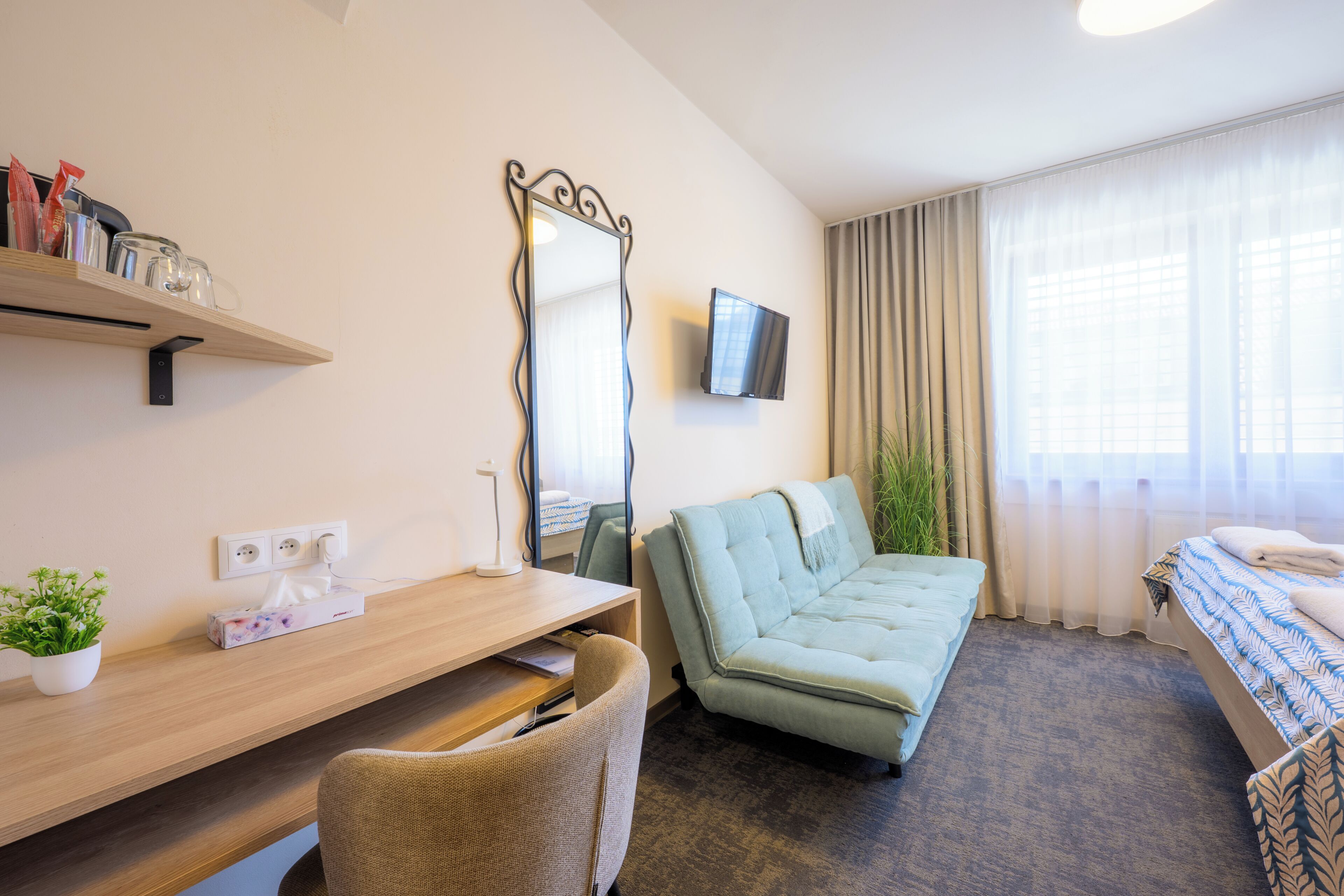 Habitación doble | Minibar, caja de seguridad en la habitación y escritorio 