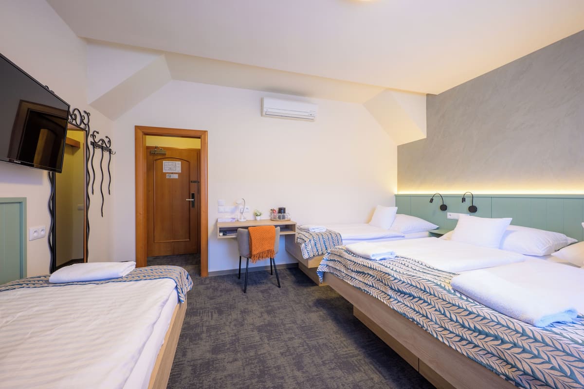Kamar Quadruple | Minibar, brankas, meja kerja, dan setrika/meja setrika