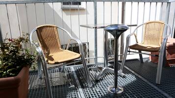 Habitación triple, balcón | Balcón