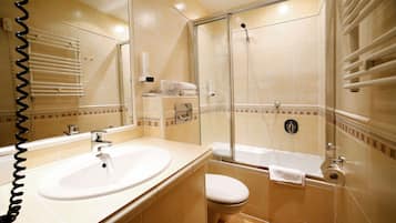 バスアメニティ (無料)、ヘアドライヤー、タオル