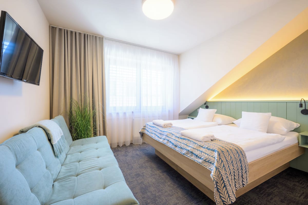 Kamar Double | Minibar, brankas, meja kerja, dan setrika/meja setrika