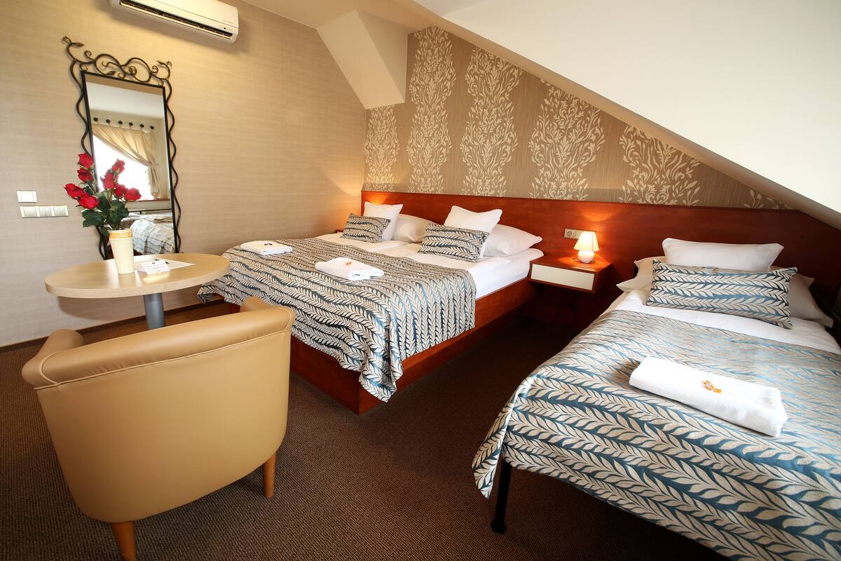 triple room | 1 bedroom, minibar, in-room safe, desk
