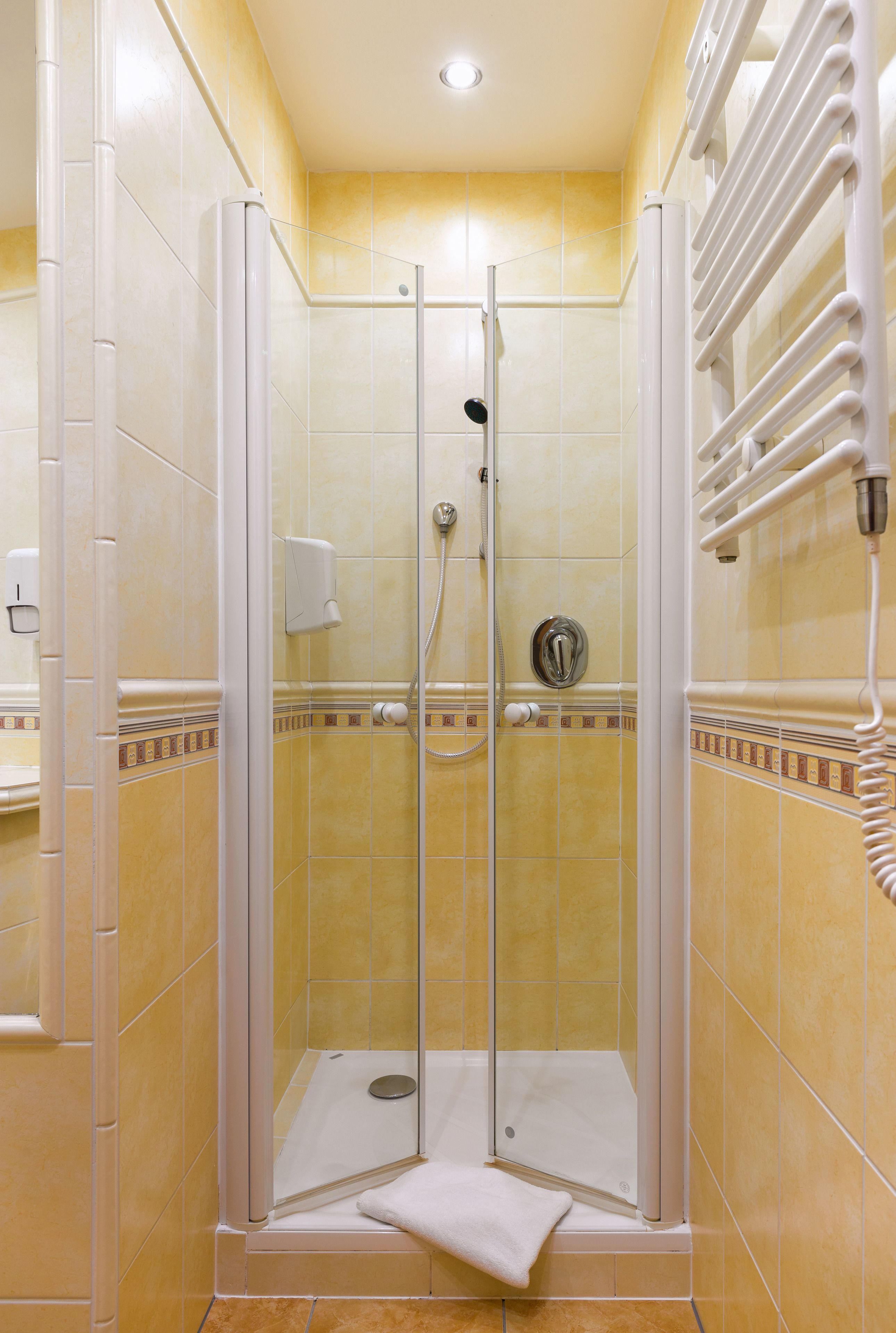 triple room | bathroom | free toiletries, hair dryer, towels