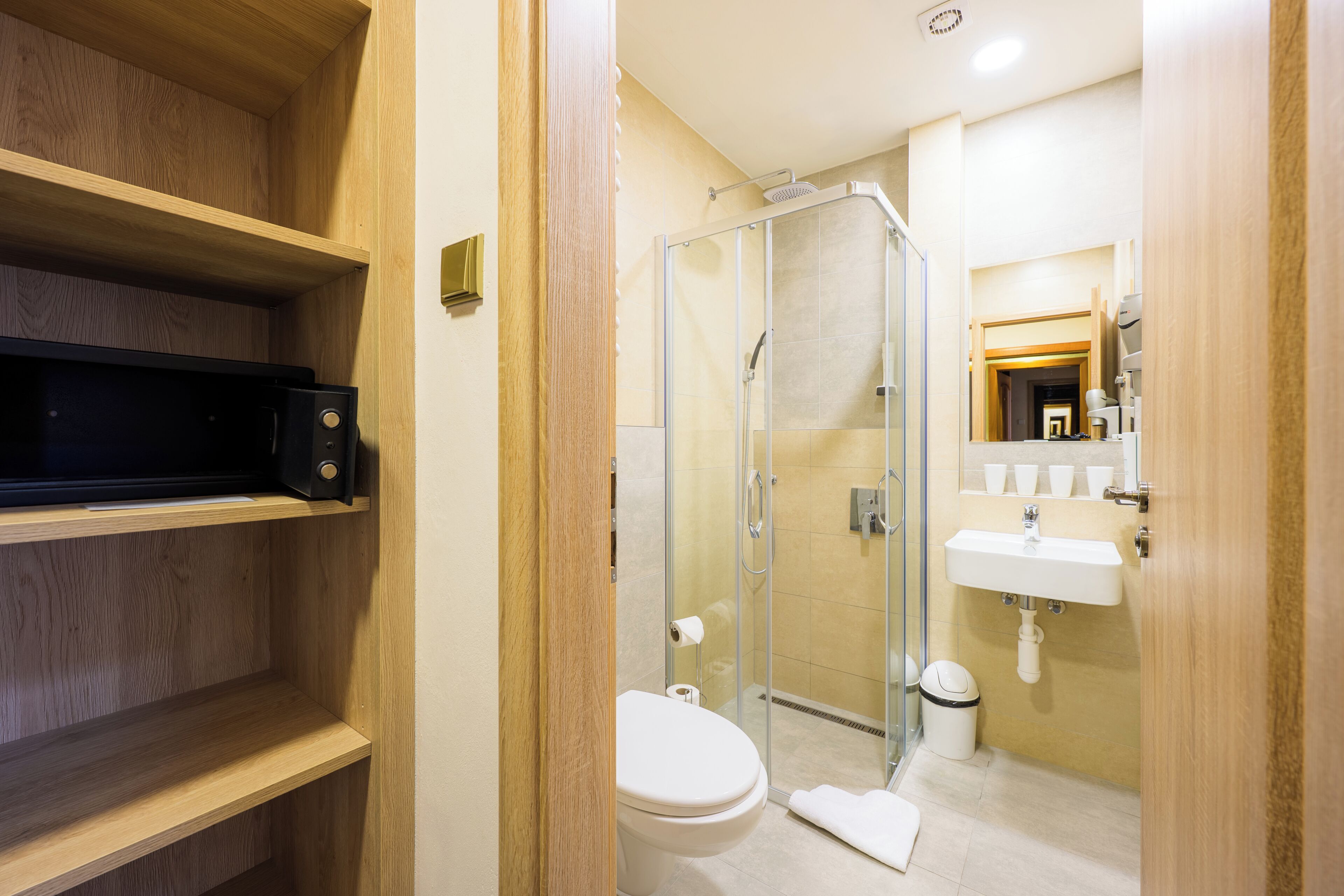 Ein modernes Badezimmer mit Toilette, Dusche und Waschbecken.