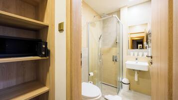 Ein modernes Badezimmer mit Toilette, Dusche und Waschbecken.