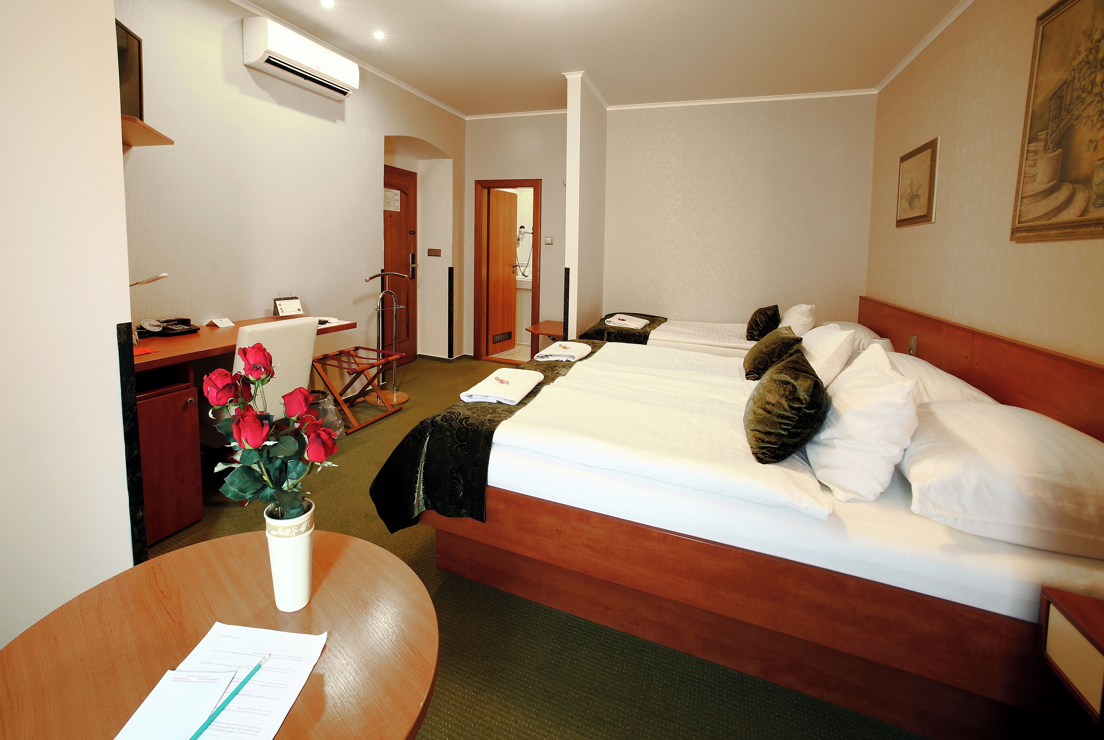 triple room, balcony | 1 bedroom, minibar, in-room safe, desk