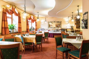 Petit déjeuner buffet (250 CZK par personne)