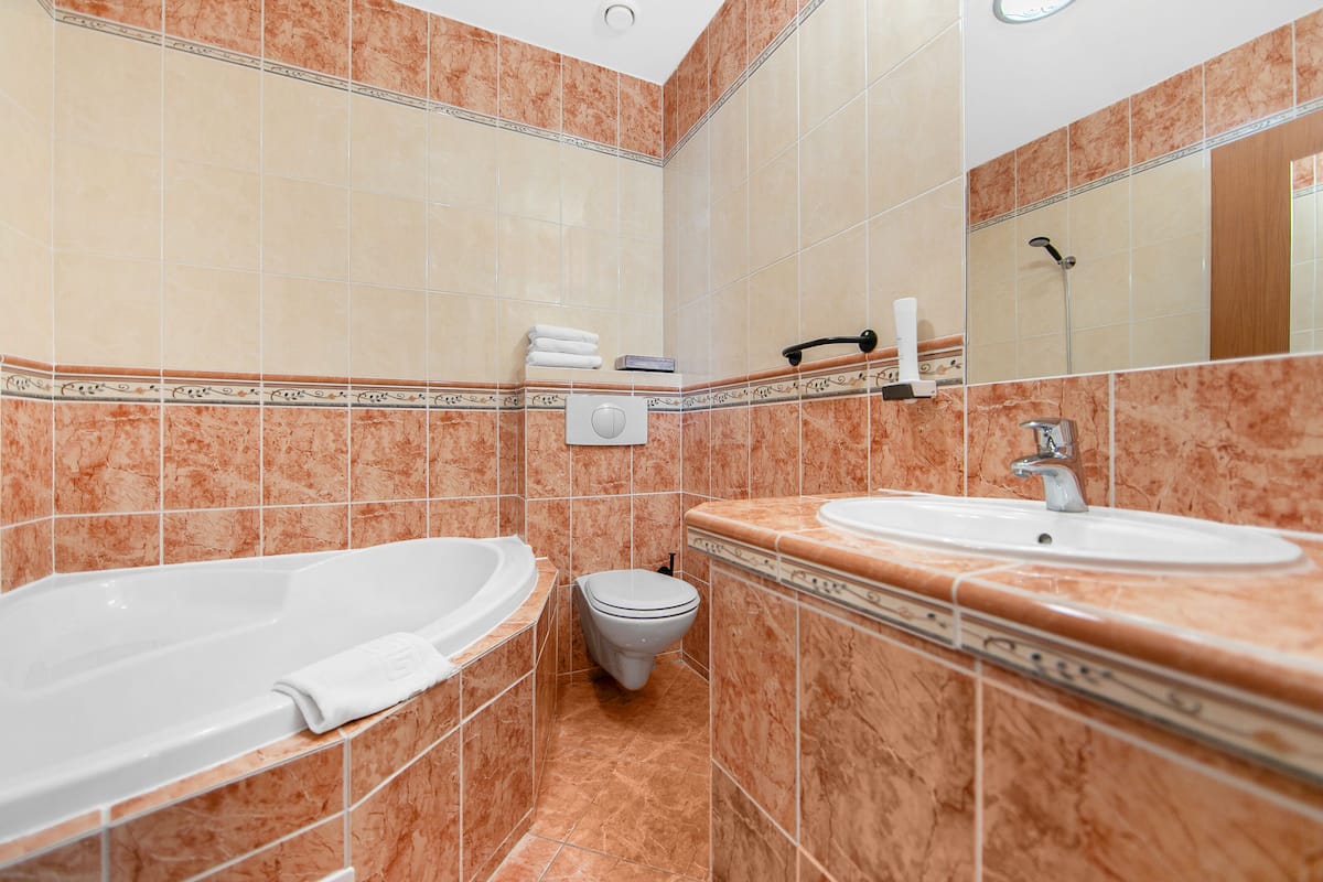 deluxe room | bathroom | hair dryer, towels