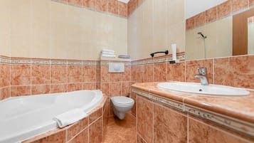 Deluxe-Zimmer | Badezimmer | Haartrockner, Handtücher