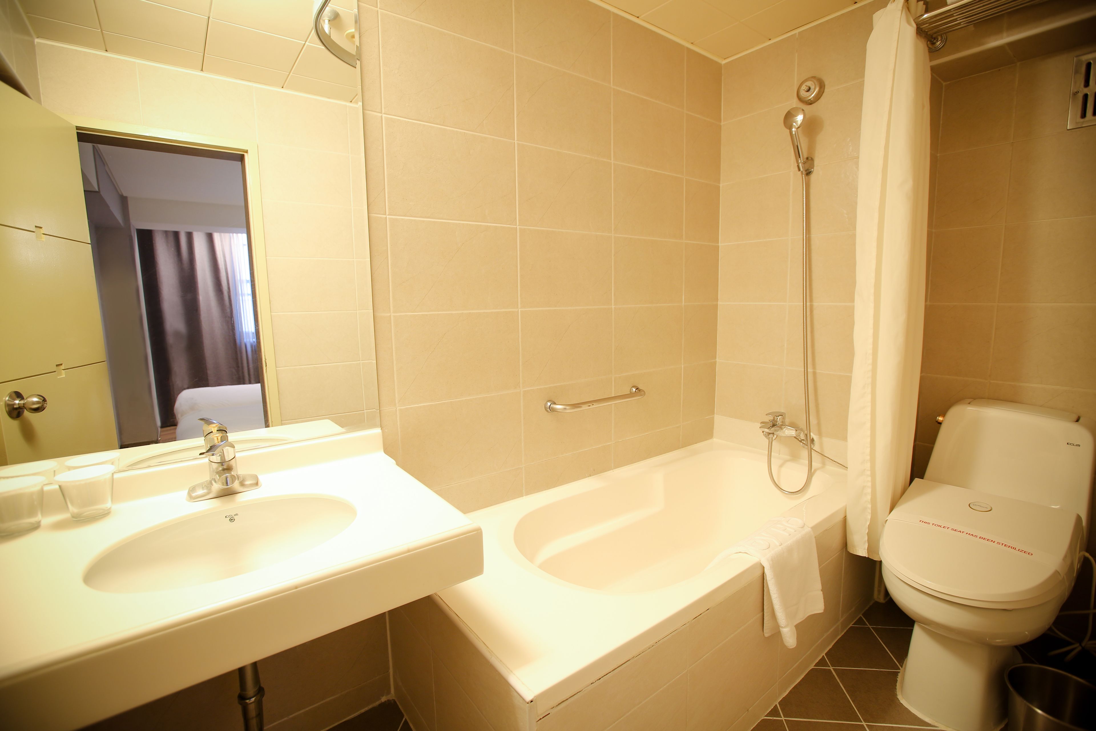 Un baño con lavamanos, bañera y retrete.