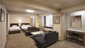 Family Suite (No Parking, additional fee occurs if number of people booked & staying are different) | Vue de la chambre