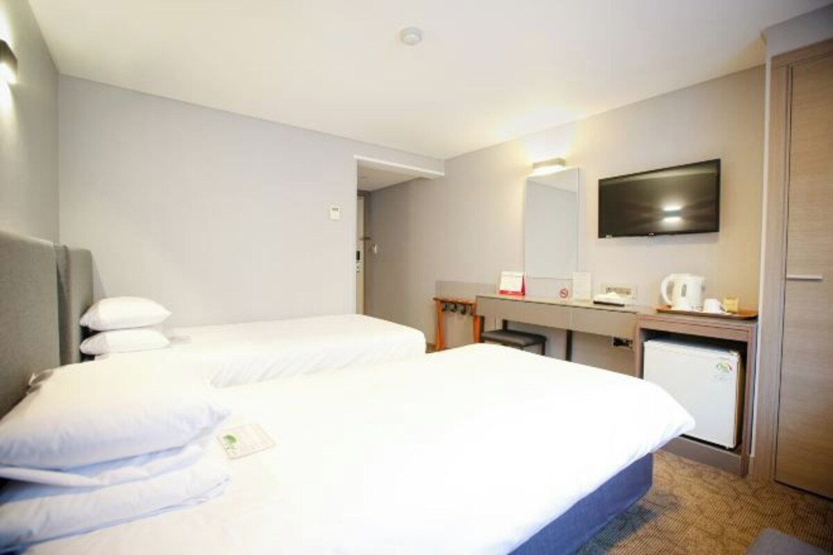 2 kamar tidur, seprai premium, dan selimut bulu angsa