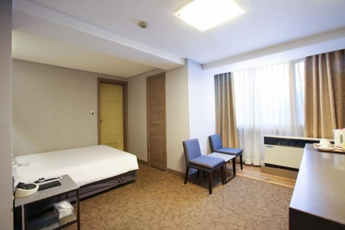 2 bedrooms, premium bedding, down duvets, pillow-top beds