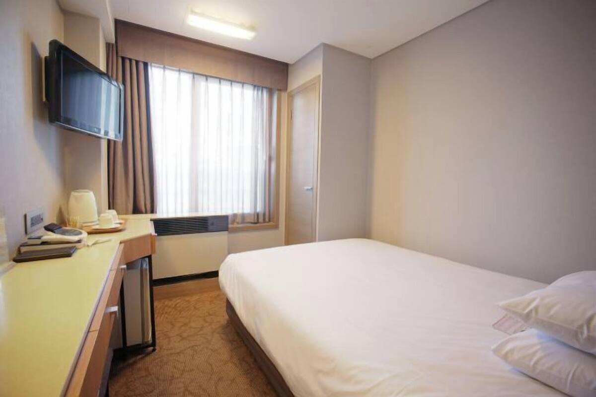2 bedrooms, premium bedding, down comforters, pillowtop beds