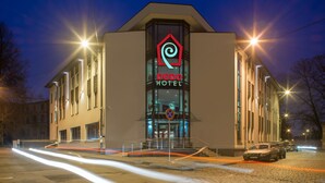 Un hotel de diseño moderno, con un logo destacado y el nombre 'Dodo Hotel' en la fachada.