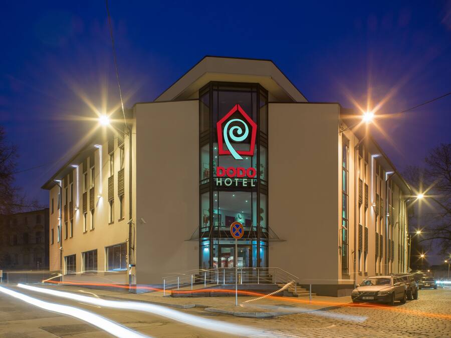 Bagian depan properti - sore/malam