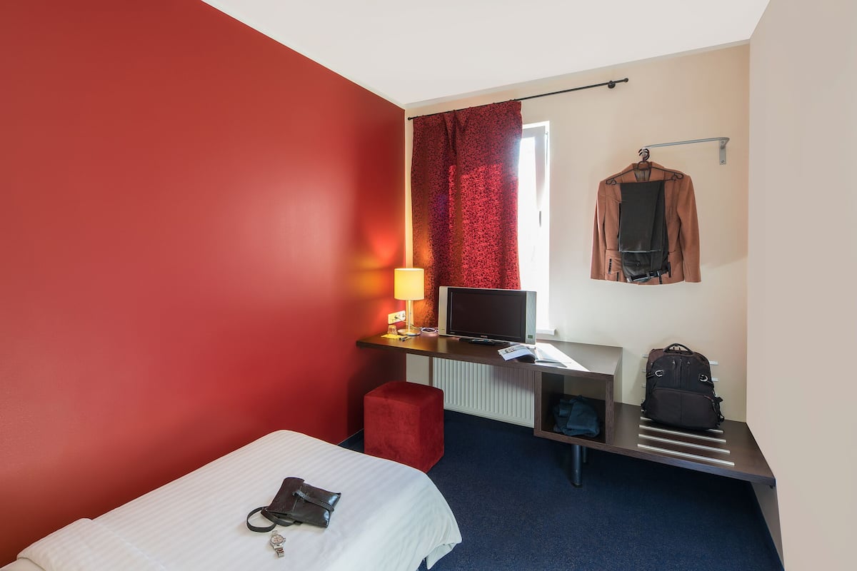 Desk, blackout drapes, iron/ironing board, free WiFi
